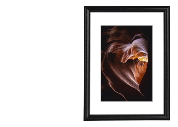 Černý rám s uměleckou fotografií přírodních světelných efektů v pískovcových skalách