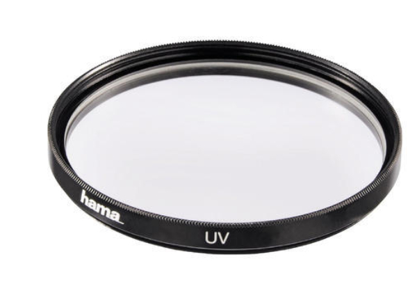 Kulatý UV filtr s černým rámečkem a logem „Hama“ zobrazený zblízka