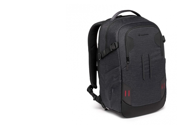 Černý batoh s moderním designem, polstrovanými popruhy a dvěma červenými detaily ve spodní části