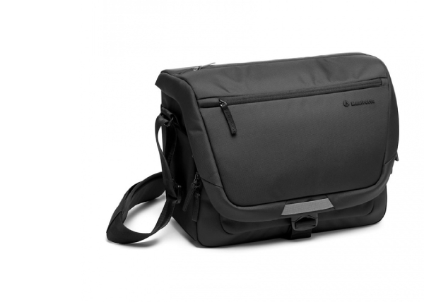 Černá ramenní brašna kompaktního designu s přední kapsou na zip a nastavitelným popruhem