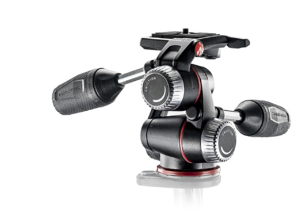 Profesionální třícestná hlava stativu s dvěma otočnými rukojeťmi pro přesné nastavení kamery.