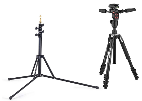 Levý stojan je černý studiový stativ s dlouhými pevnými nohami a nastavitelnou výškou pomocí svorek. Pravý stativ je černý fotografický stativ s trojnožkou, otočnou hlavou a ergonomickými rukojeťmi.