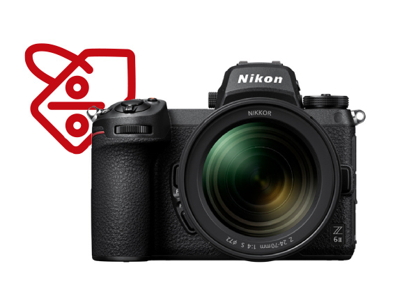 Bezzrcadlovka Nikon Z6 II s objektivem, v pozadí červený symbol procent