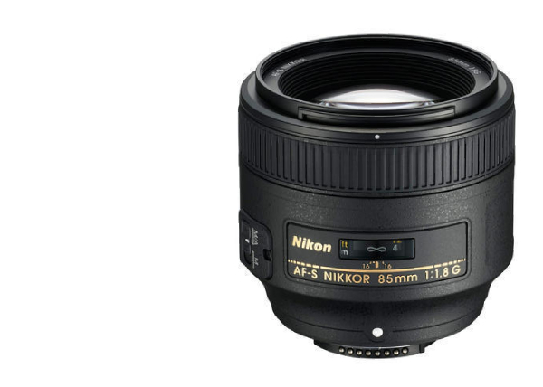 Objektiv Nikon AF-S NIKKOR 85 mm f/1,8 G s černým designem a zlatými detaily