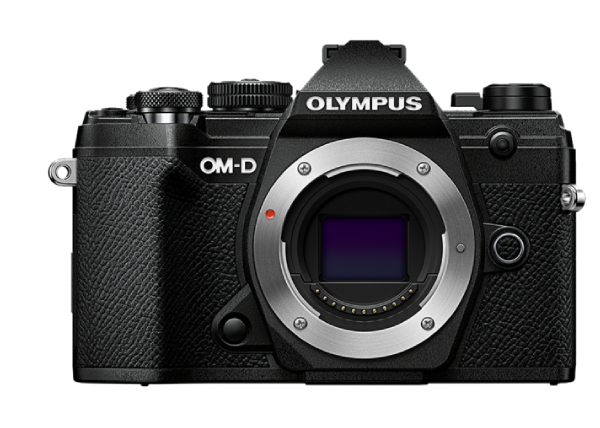 Černý digitální fotoaparát Olympus OM-D s viditelným bajonetem objektivu na přední straně