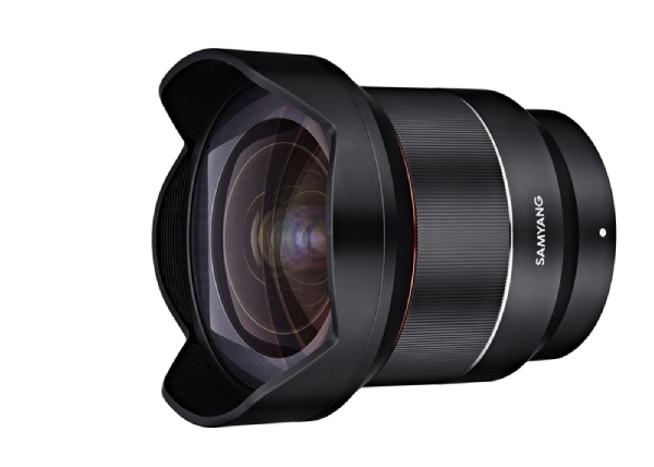 Širokoúhlý objektiv Samyang s výraznou kovovou konstrukcí a černým matným povrchem Širokoúhlý objektiv Samyang s výraznou kovovou konstrukcí a černým matným povrchem