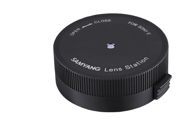 Černá stanice Samyang Lens Station pro objektivy Sony E s textovými popisy a otočným ovládáním Černá stanice Samyang Lens Station pro objektivy Sony E s textovými popisy a otočným ovládáním