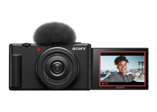 Kompaktní kamera Sony se směrovým mikrofonem a výklopným displejem zobrazujícím snímanou scénu