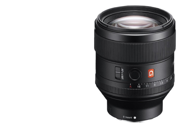 Černý objektiv Sony s bajonetem E-Mount a červeným logem G na boku