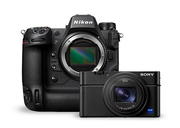 Dv dvě digitální fotoaparáty, Nikon Z9 bez objektivu vlevo, Sony kompaktní model vpravo Dv dvě digitální fotoaparáty, Nikon Z9 bez objektivu vlevo, Sony kompaktní model vpravo