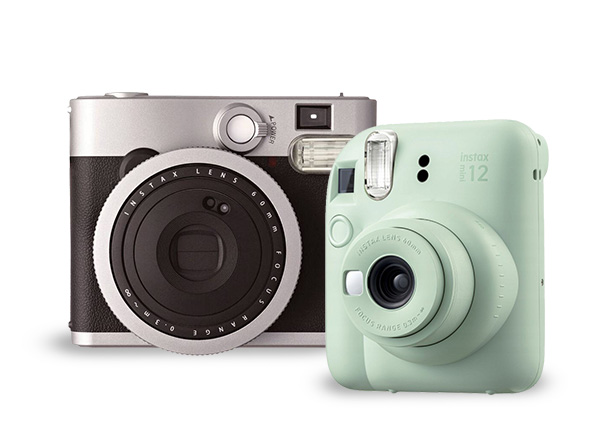 Dvoubarevný design fotoaparátů, vlevo retro šedý Instax, vpravo světle zelený Instax Mini 12 Dvoubarevný design fotoaparátů, vlevo retro šedý Instax, vpravo světle zelený Instax Mini 12