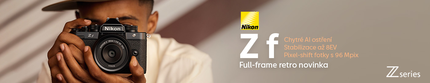 Ruka držící fotoaparát Nikon Z f, propagace retro stylu a moderních technologií.