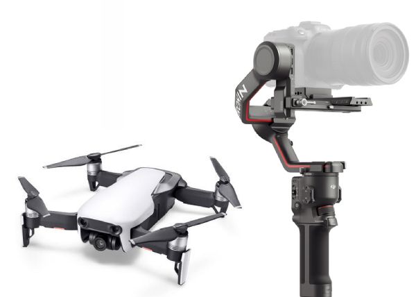 Malá bílá dronová kamera vedle stabilizátoru na fotoaparát