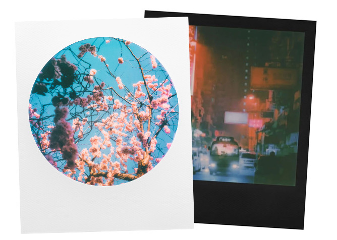 1. Květinové větve růžových stromů proti jasně modré obloze  
2. Noční ulice města s barevnými světly a projíždějícím autem