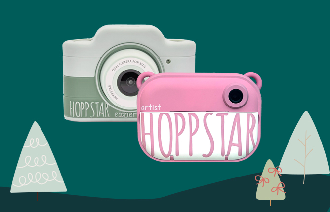 Dvě dětské kamery Hoppstar, zelenobílá a růžová, na tmavozeleném pozadí se stromy Dvě dětské kamery Hoppstar, zelenobílá a růžová, na tmavozeleném pozadí se stromy