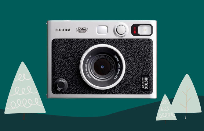 Fotoaparát Fujifilm Instax Mini Evo s elegantním černým a stříbrným designem, v pozadí kreslené stromy Fotoaparát Fujifilm Instax Mini Evo s elegantním černým a stříbrným designem, v pozadí kreslené stromy