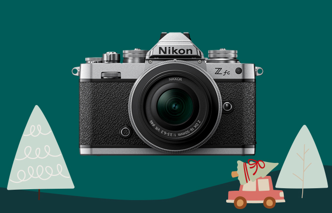 Starý fotoaparát Nikon Z fc s elegantním retro designem na tmavě zeleném pozadí s vánočními motivy Starý fotoaparát Nikon Z fc s elegantním retro designem na tmavě zeleném pozadí s vánočními motivy
