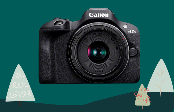 Fotoaparát Canon EOS s objektivem na tmavě zeleném pozadí, doplněný kreslenými vánočními stromečky Fotoaparát Canon EOS s objektivem na tmavě zeleném pozadí, doplněný kreslenými vánočními stromečky